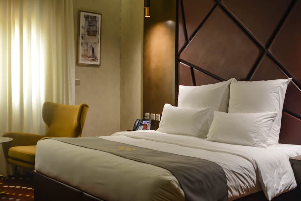 Royal Room | Minibar, in-room safe, desk, laptop workspace