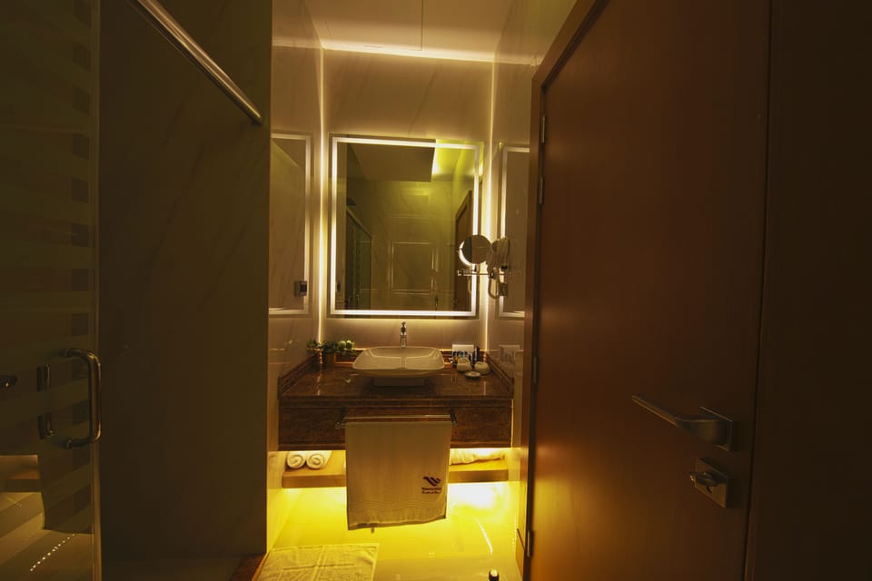 Shower, rainfall showerhead, free toiletries, bathrobes