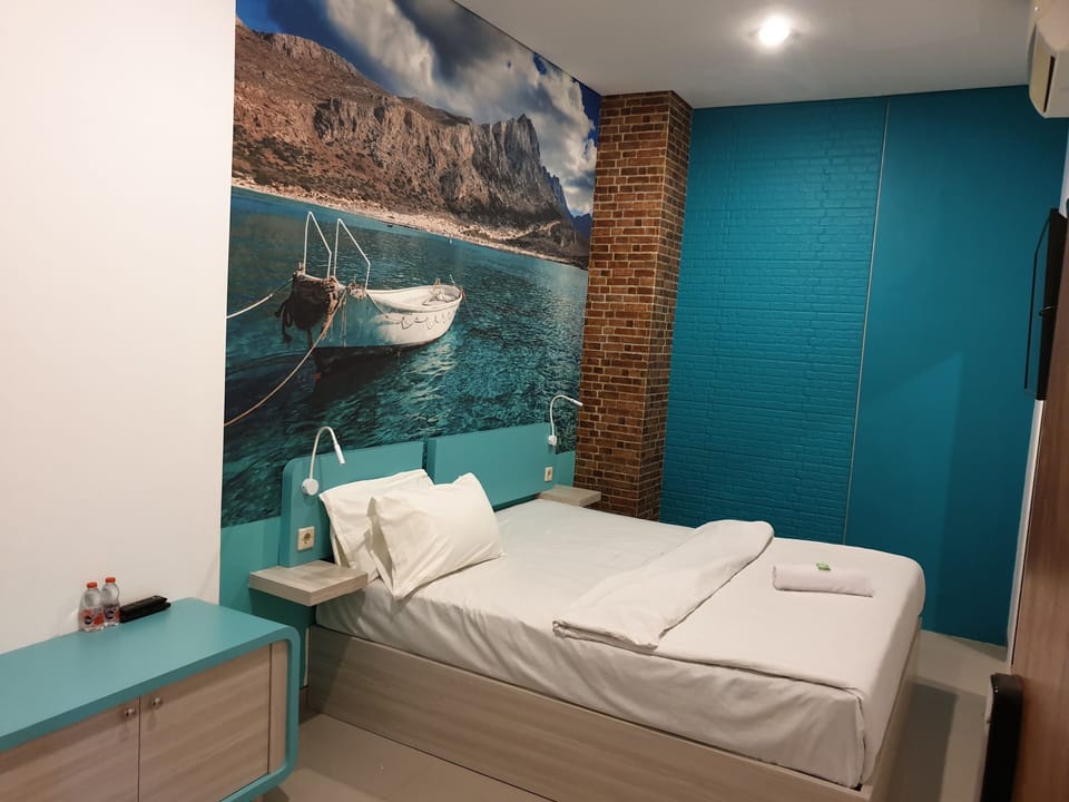 Premier Double Room | Desk, free WiFi, bed sheets