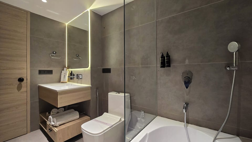 Senior Room | Bathroom | Shower, rainfall showerhead, free toiletries, hair dryer