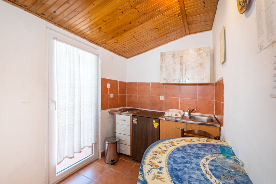 Studio, 1 Bedroom, Balcony, City View | Private kitchen