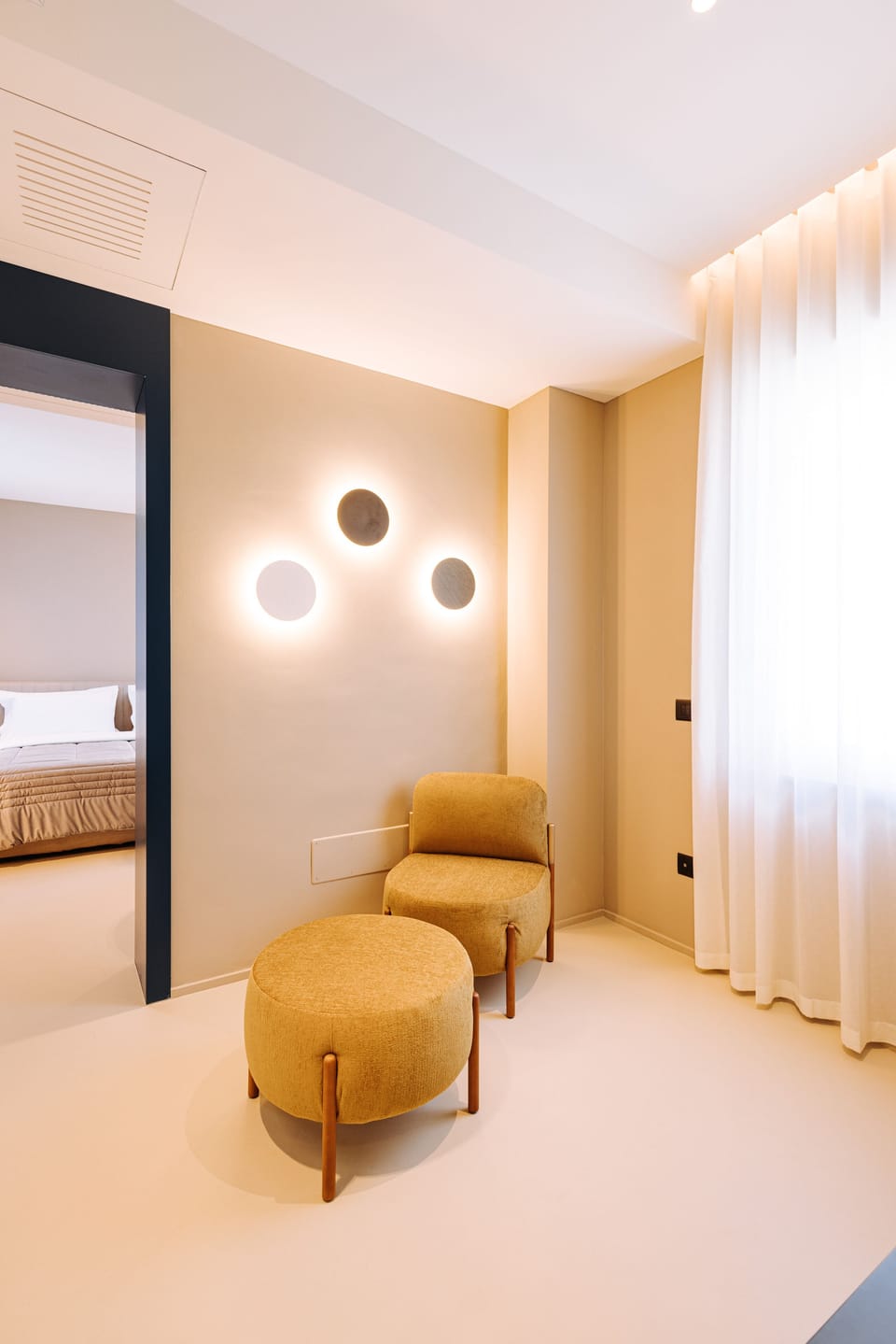 Elite Suite | Living area | Flat-screen TV