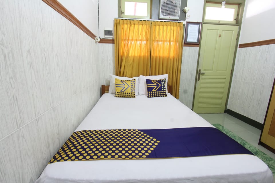 Deluxe Double Room | Desk, WiFi (free), bed sheets