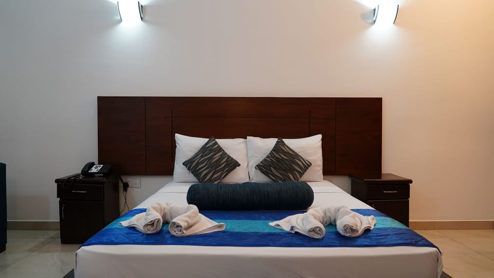 Deluxe Double or Twin Room | In-room safe, desk, laptop workspace, iron/ironing board