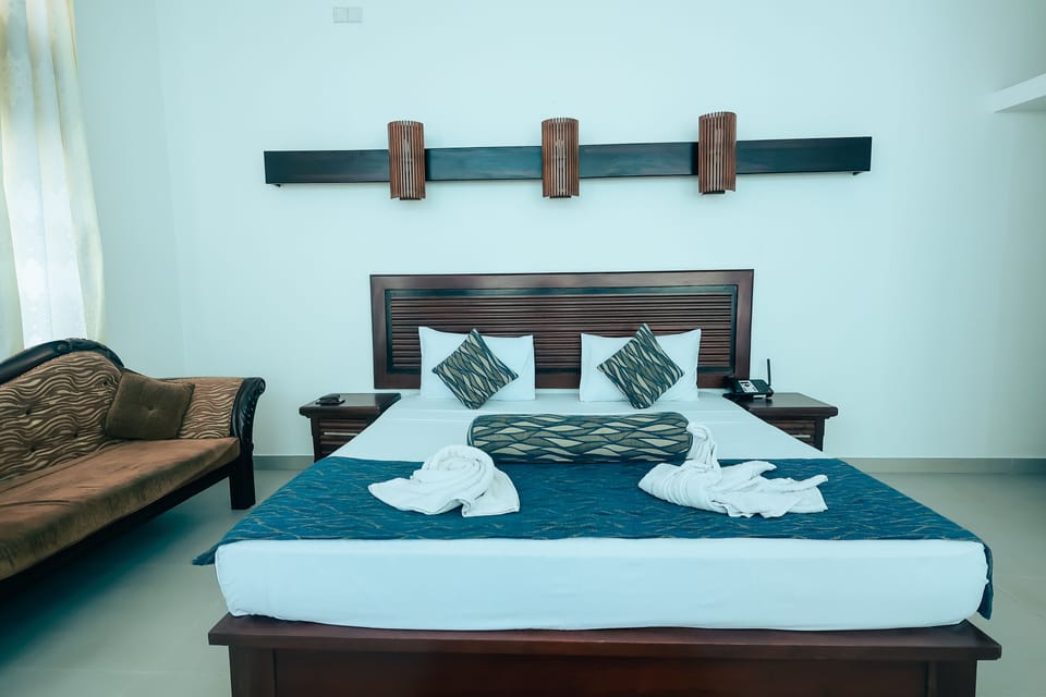 Deluxe Double or Twin Room | In-room safe, desk, laptop workspace, iron/ironing board