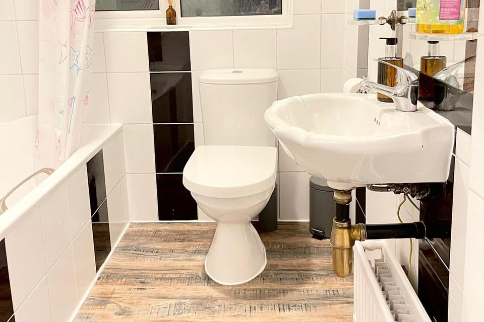 House - Sleeps 8 - Garden - Parking House in Ilford