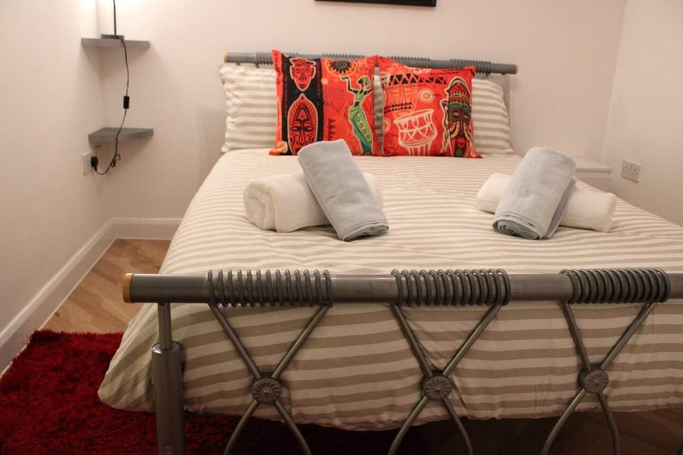 Apartment - Sleeps 2 - Parking - Station Close Apartment in Barking