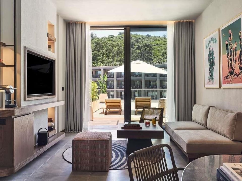 Suite, 1 Bedroom (Platinum) | Free minibar, in-room safe, desk, laptop workspace