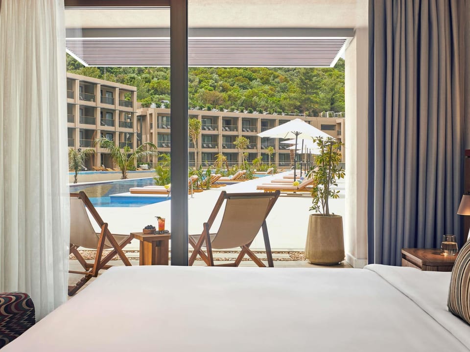 Room, 1 Double Bed (General Admission) | Free minibar, in-room safe, desk, laptop workspace