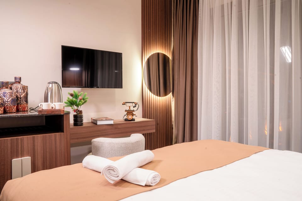 In-room safe, soundproofing, free WiFi, bed sheets