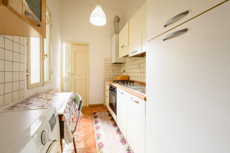 Basic Apartment | Private kitchen | Fridge, oven, stovetop, cookware/dishes/utensils