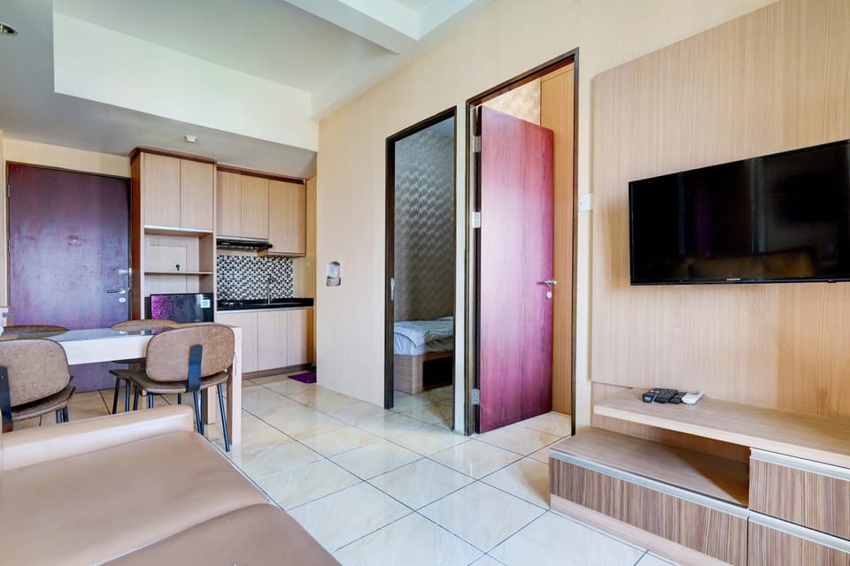 Standard Double Room | Living area | 32-inch flat-screen TV with cable channels