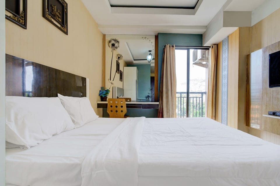Standard Double Room | Desk, bed sheets