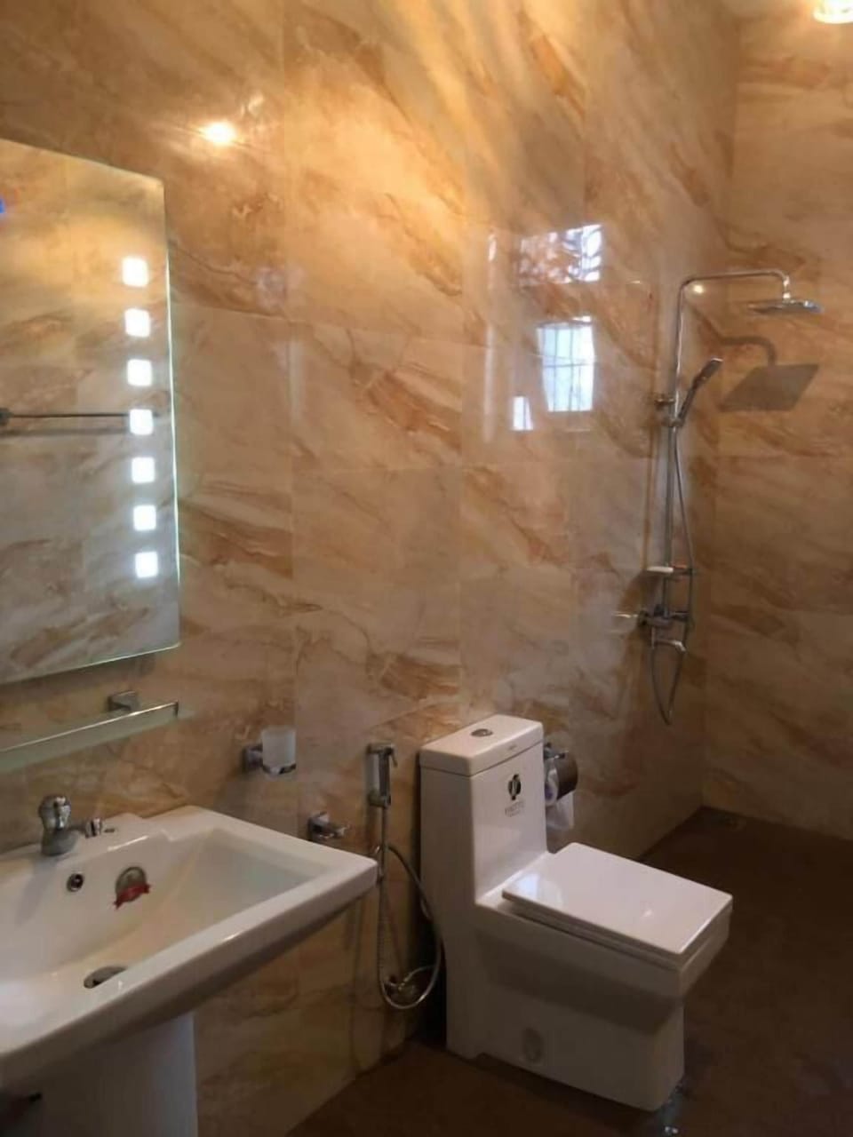 Standard Room, 1 Queen Bed | Bathroom | Free toiletries, hair dryer, slippers, bidet
