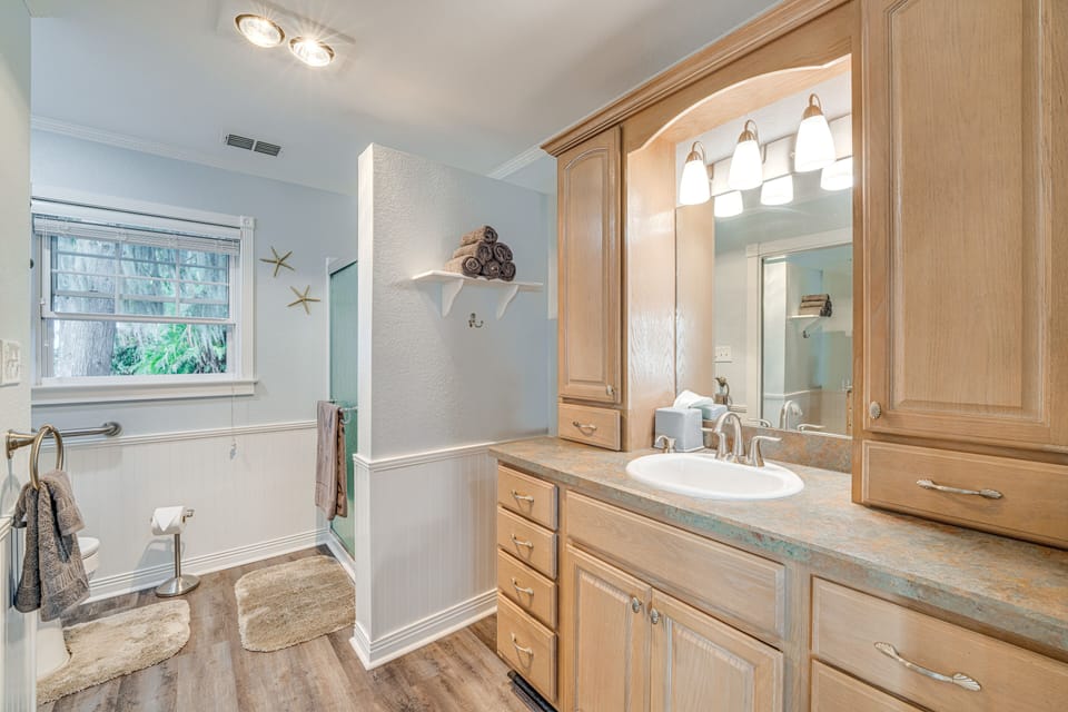 Full Bathroom | Towels Provided