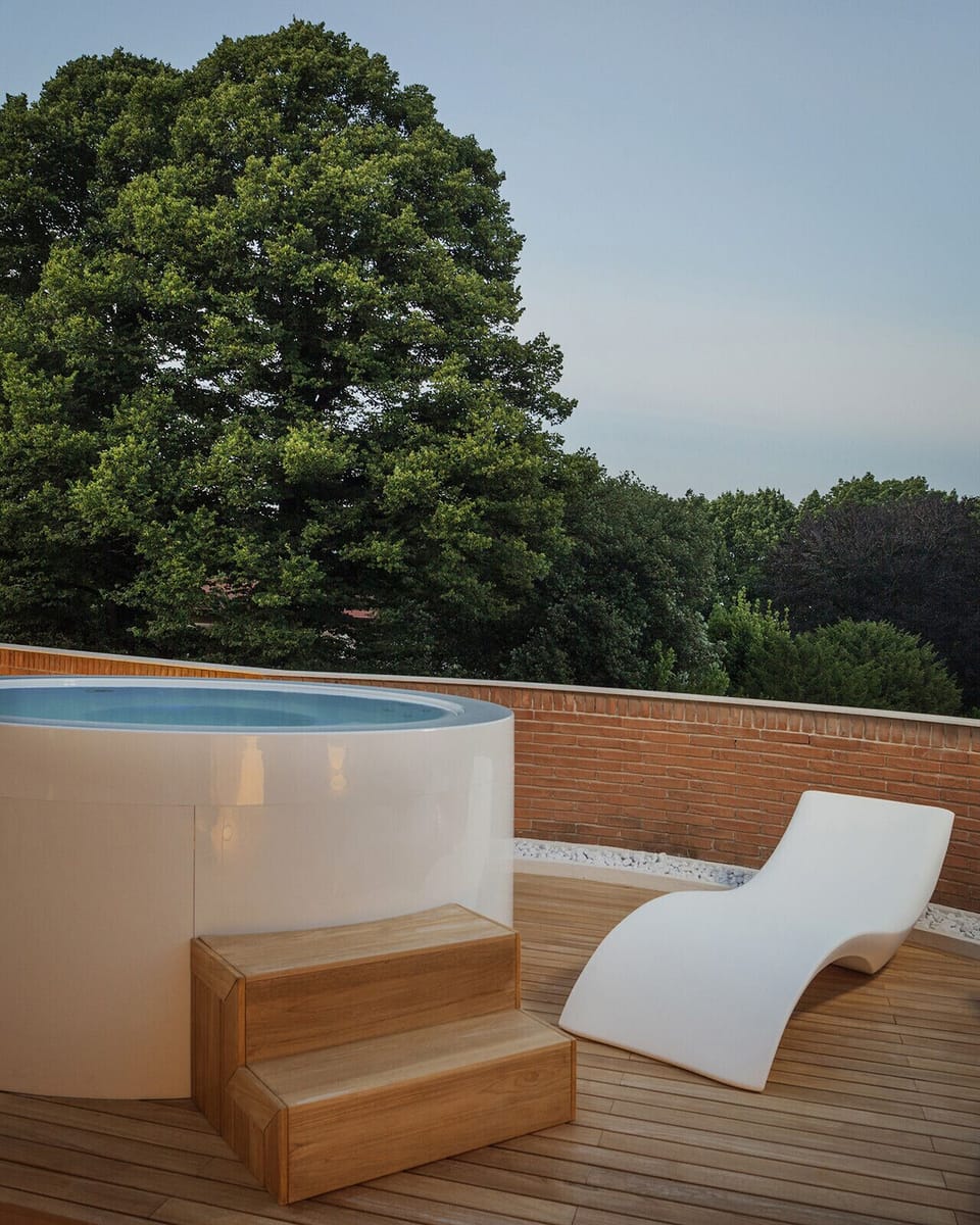 Outdoor spa tub