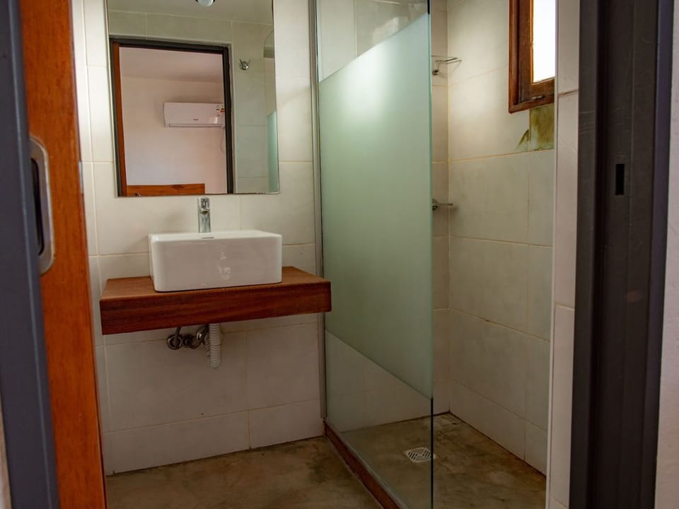 Deluxe Quadruple Room | Bathroom | Shower, rainfall showerhead, towels, soap