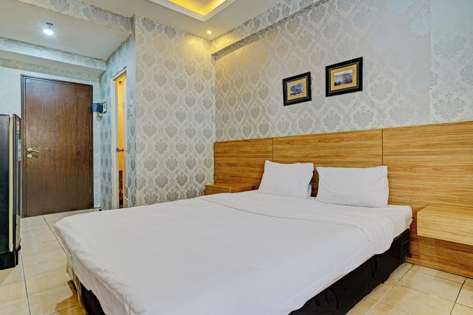 Deluxe Double Room | Desk, bed sheets