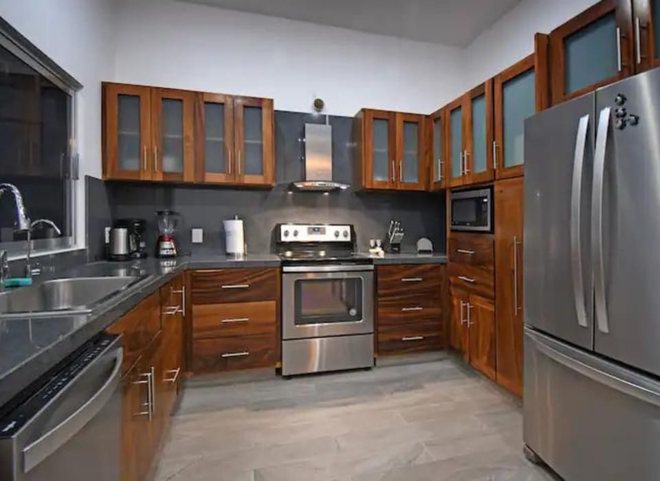 Basic House | Private kitchen | Full-size fridge, cookware/dishes/utensils