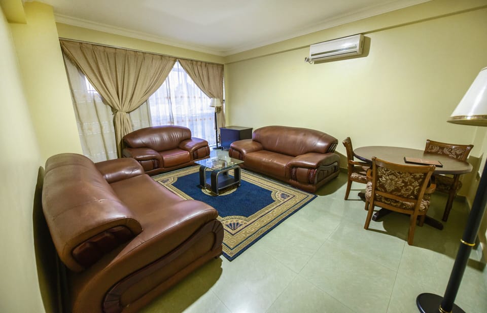 Deluxe Suite, 1 Bedroom, Courtyard View | Living area | Flat-screen TV