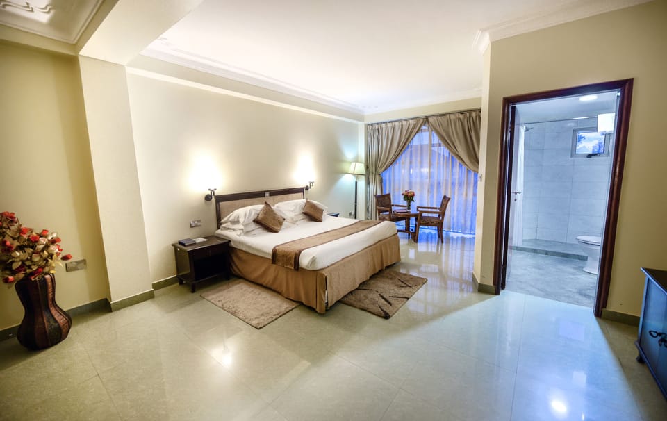 Deluxe Suite, 1 Bedroom, Courtyard View | Premium bedding, minibar, in-room safe, desk