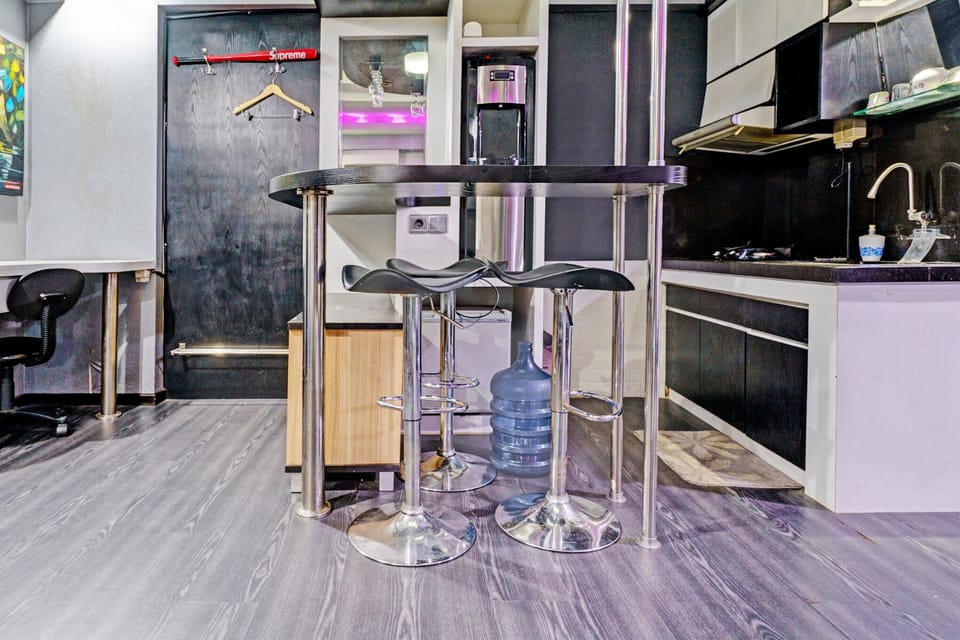 Deluxe Double Room | Living area | 32-inch flat-screen TV with cable channels