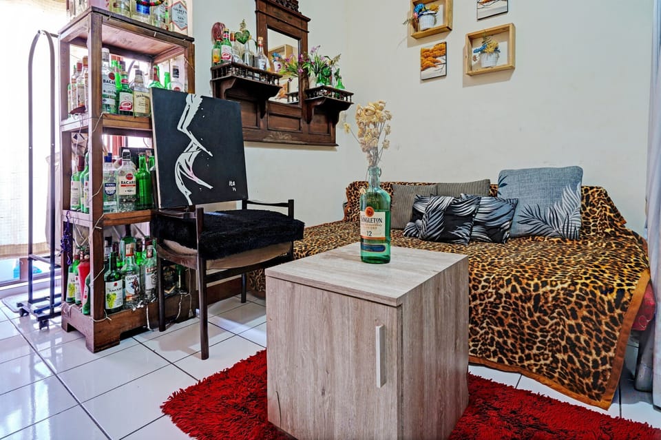 Deluxe Double Room | Living area | 32-inch flat-screen TV with cable channels
