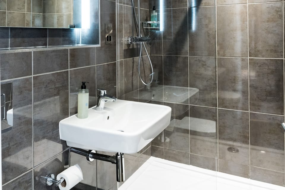 Standard Double Room | Bathroom | Shower, rainfall showerhead, free toiletries, hair dryer
