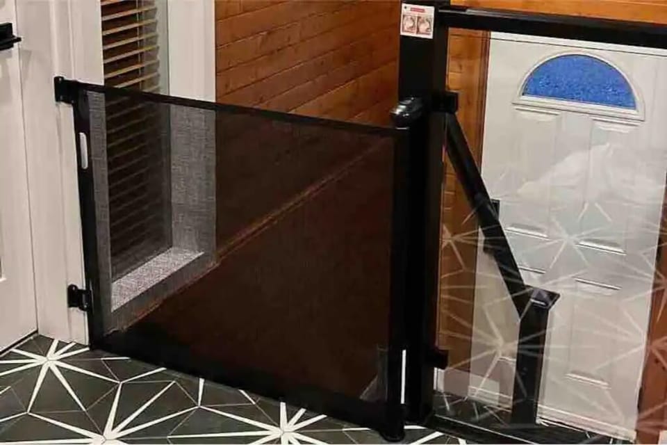 Baby safety gate