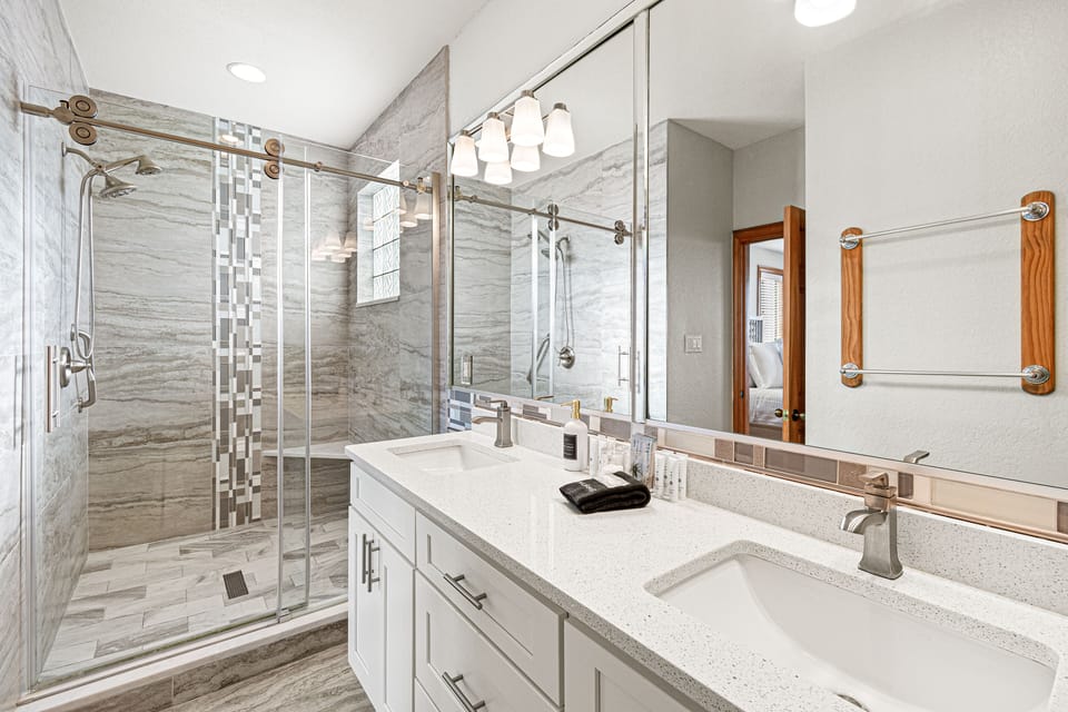 Master Spa Retreat: New Dual Vanity & Calm Vibes
