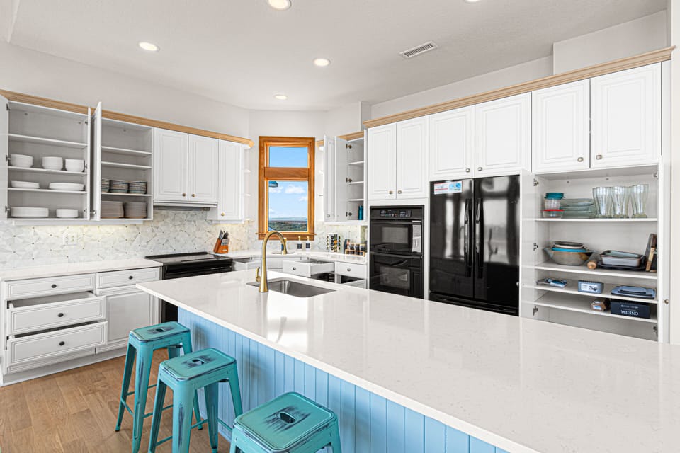 Brand new kitchen fully stocked and ready to use