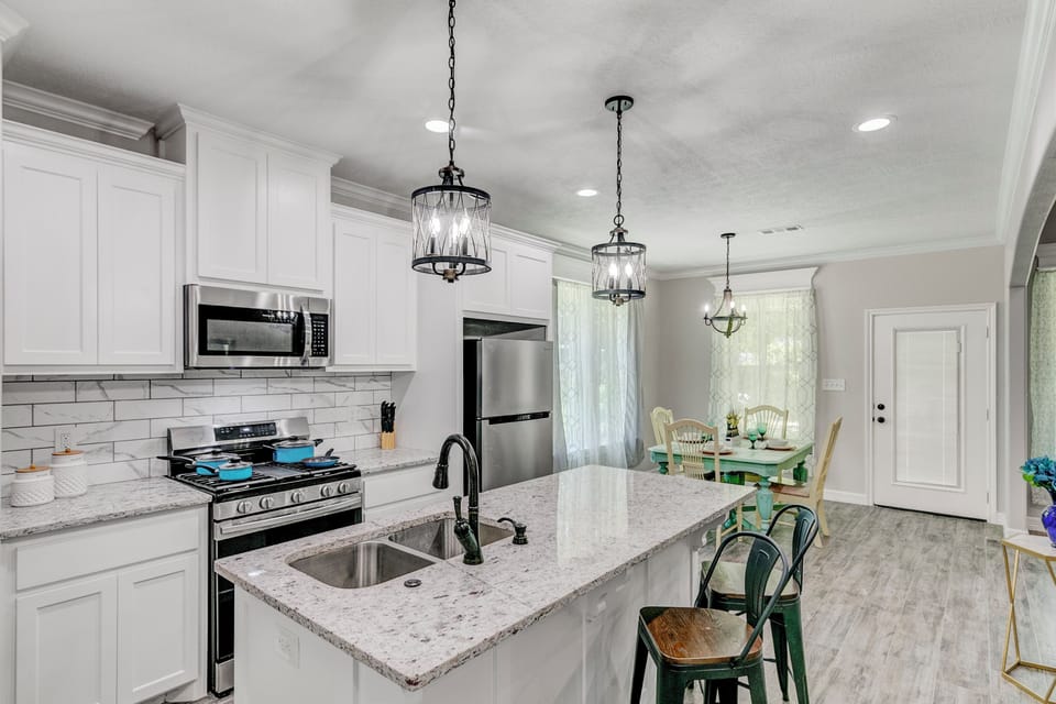 Cook with ease in this spacious and beautifully designed kitchen. 🌿🍳