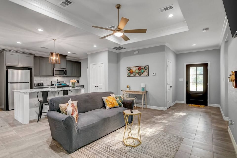 Designed with comfort in mind, this living room is a retreat. 🏡💖