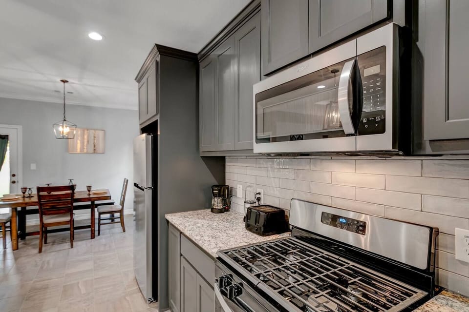 Enjoy fresh meals prepared in this sleek and inviting kitchen. 🍳🏡