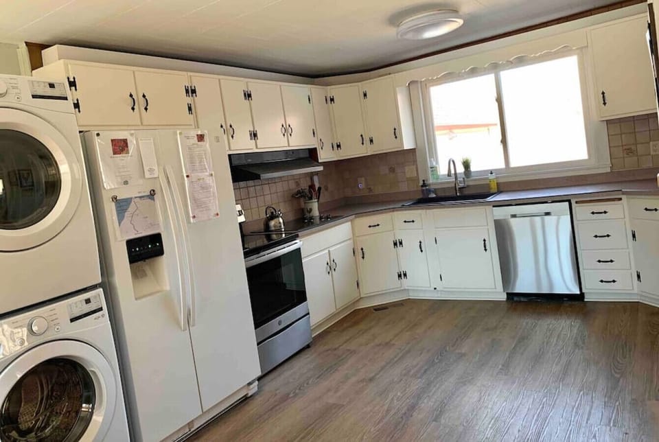 Recently renovated kitchen with granite sink, 8 burners & new appliances