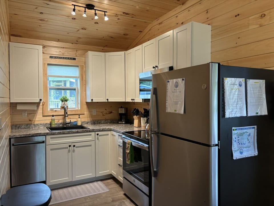 Fully equipped kitchen with dishwasher