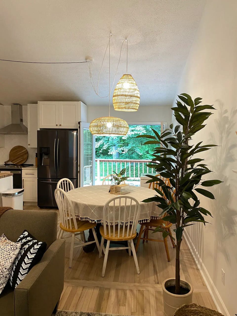 Dining area (table expands to seat 8-10 ppl)