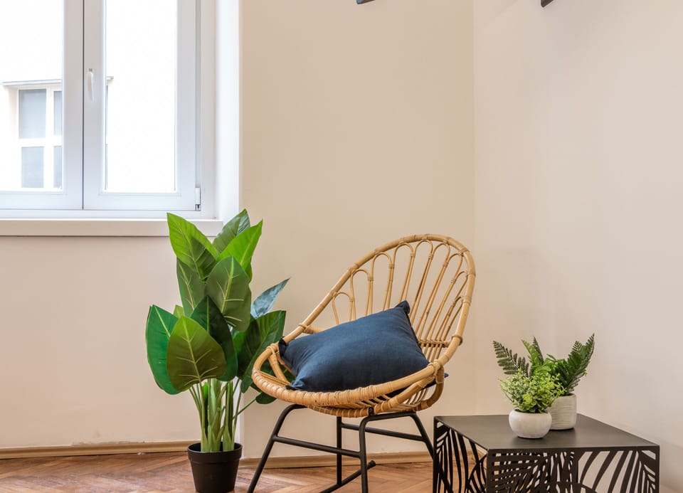 City Room | Desk, laptop workspace, WiFi (free), bed sheets