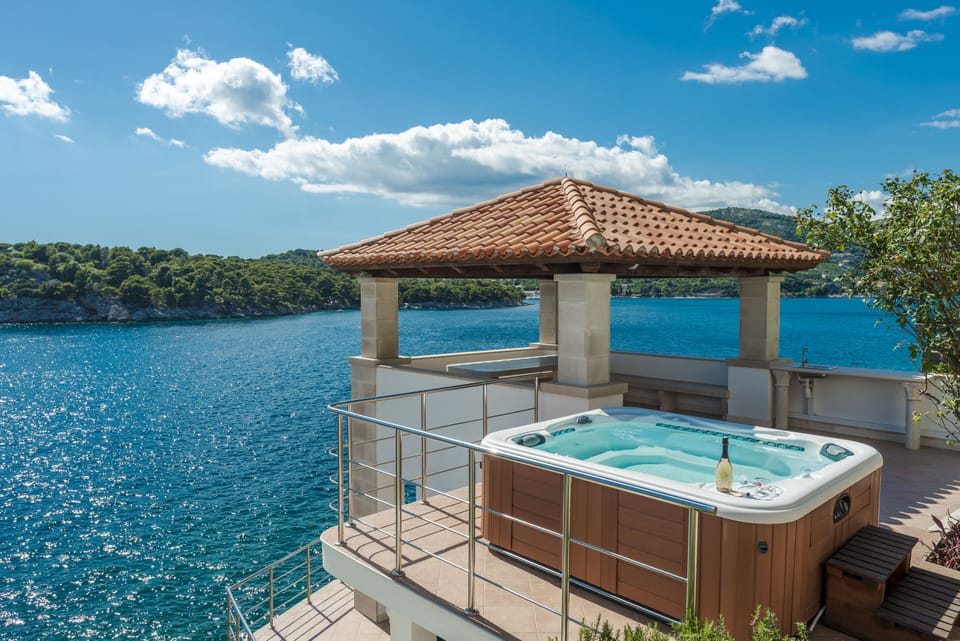 Outdoor spa tub