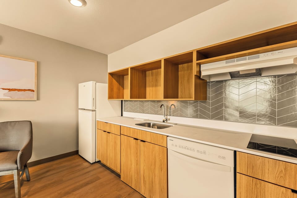 Studio Suite, Roll-in Shower | Pillowtop beds, laptop workspace, free WiFi, bed sheets