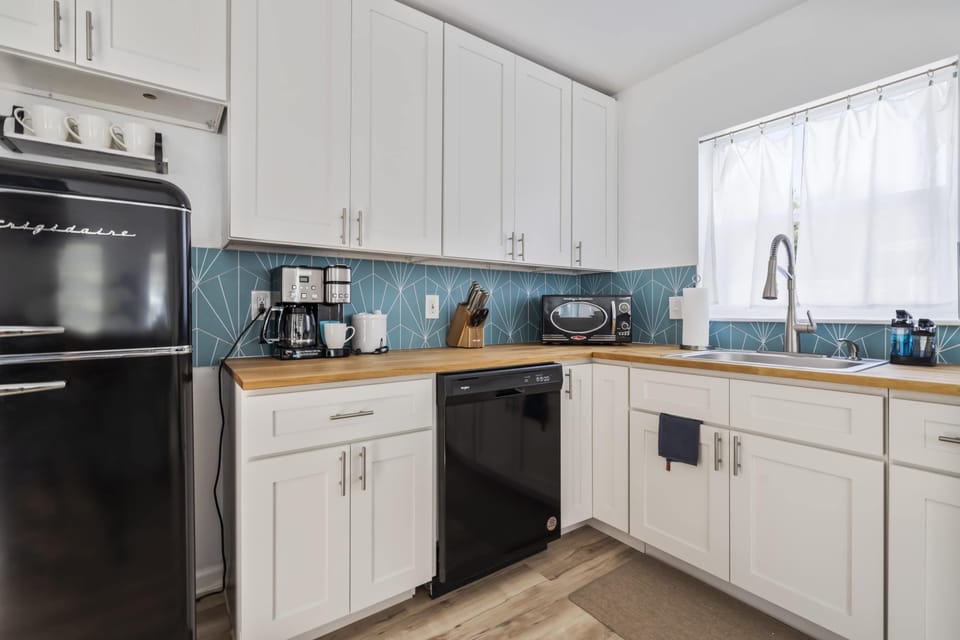 Basic House | Private kitchen | Mini-fridge, microwave, oven, stovetop