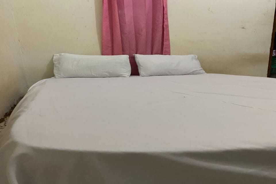 Standard Double Room | WiFi (free), bed sheets