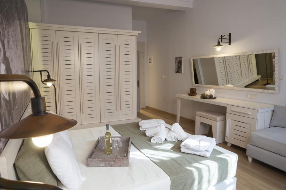 Down comforters, in-room safe, desk, soundproofing