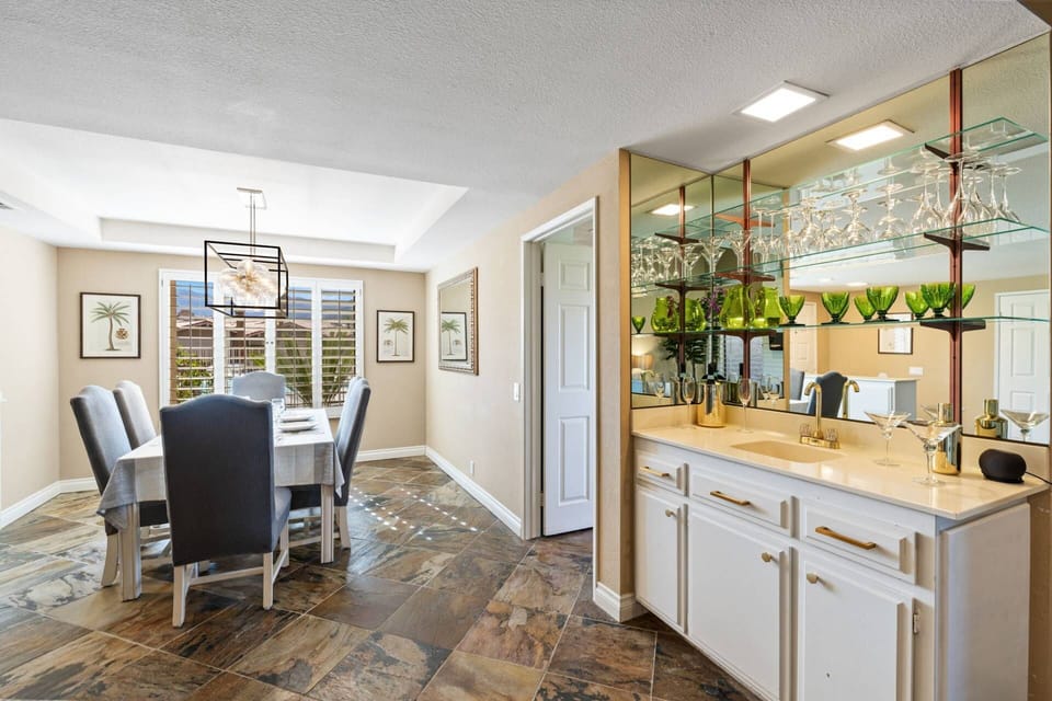 Wet Bar & Dining Room