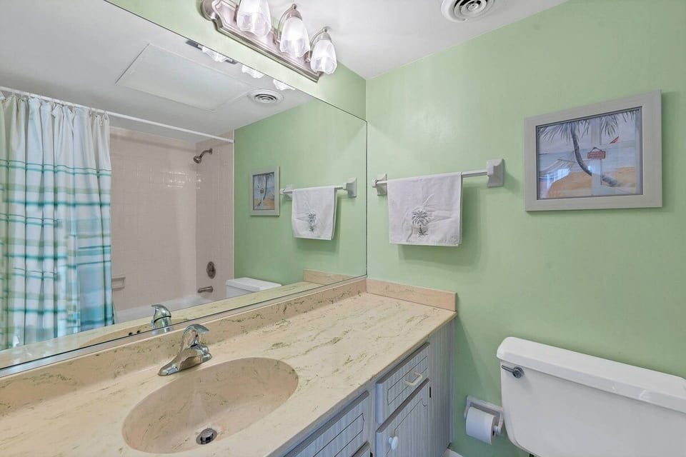Ensuite bath with tub/shower combination in the guest bedroom