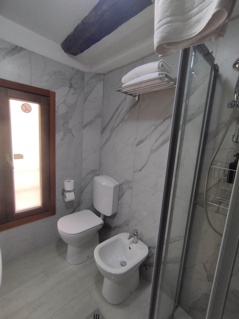 Classic Double Room | Bathroom | Shower, hair dryer, bidet, soap