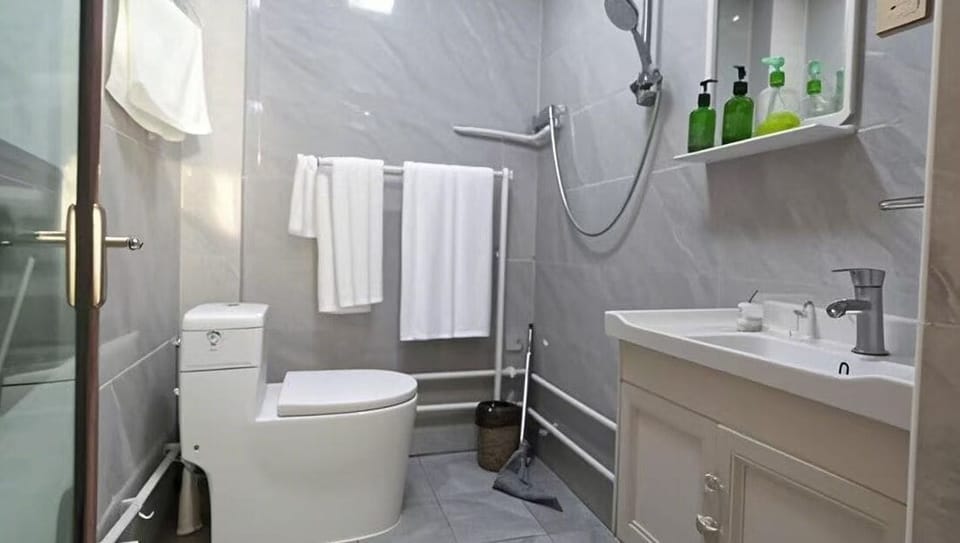 Family Triple Room, Multiple Beds, Ensuite, Mountain View | Bathroom | Shower, rainfall showerhead