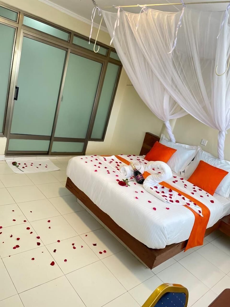 Desk, laptop workspace, free WiFi, bed sheets