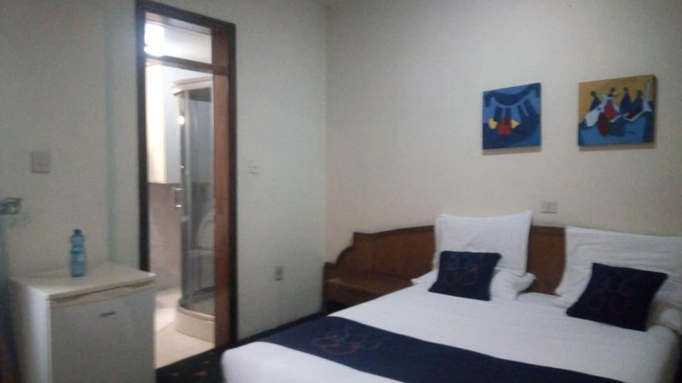 Basic Room | Bathroom | Slippers, towels