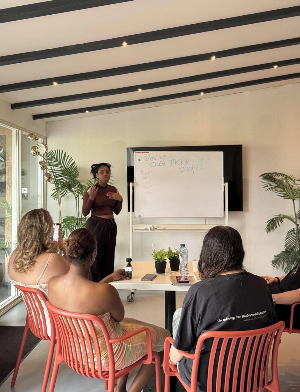  Our flexible, climate-controlled veranda with A/C and heating is ideal for strategy sessions, presentations, workshops, wellness retreats, and team-building. Stay comfortable and inspired in every season. 